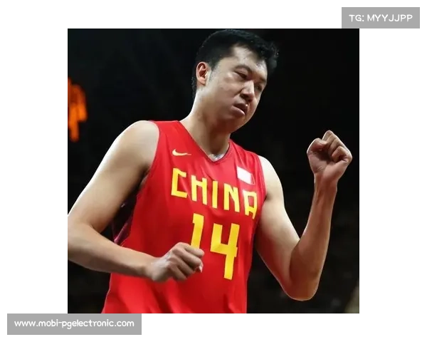 王治郅空降上海现场为选手赠送礼物球迷热情合影互动引爆全场 王治郅空降上海现场为选手赠送礼物球迷热情合影互动引爆全场